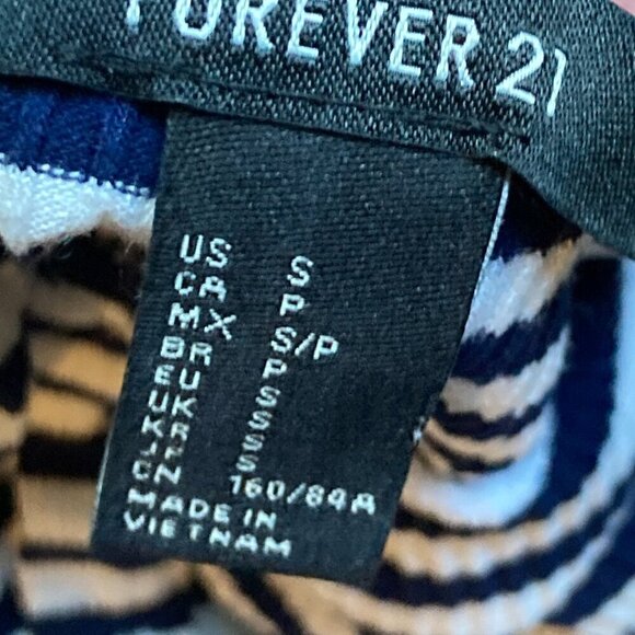 SOLD- LOT OF MIXXED CROP TOPS WITH 2 SHORTS SIZE SMALL XS - Picture 4 of 15